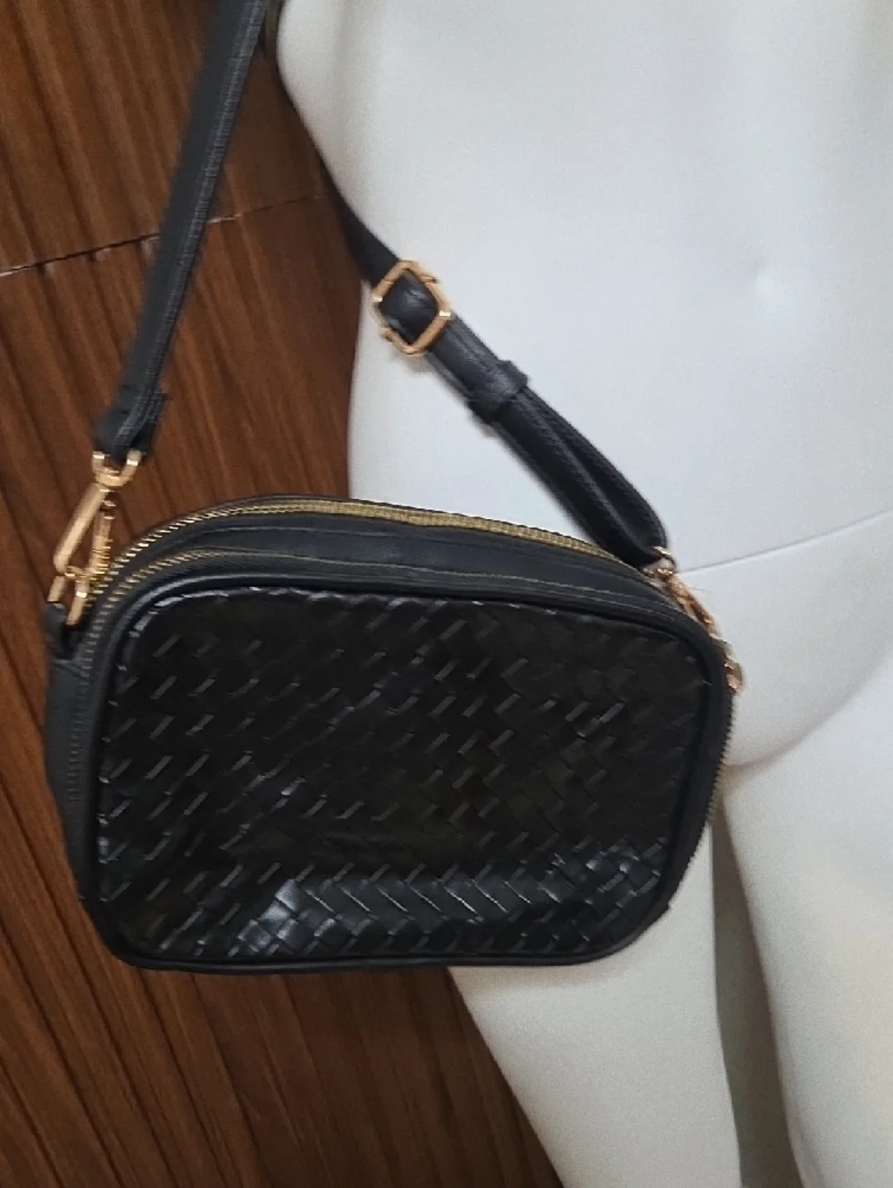 Vitage Jones New York Black Woven Crossbody with Gold Hardware Rn#108833